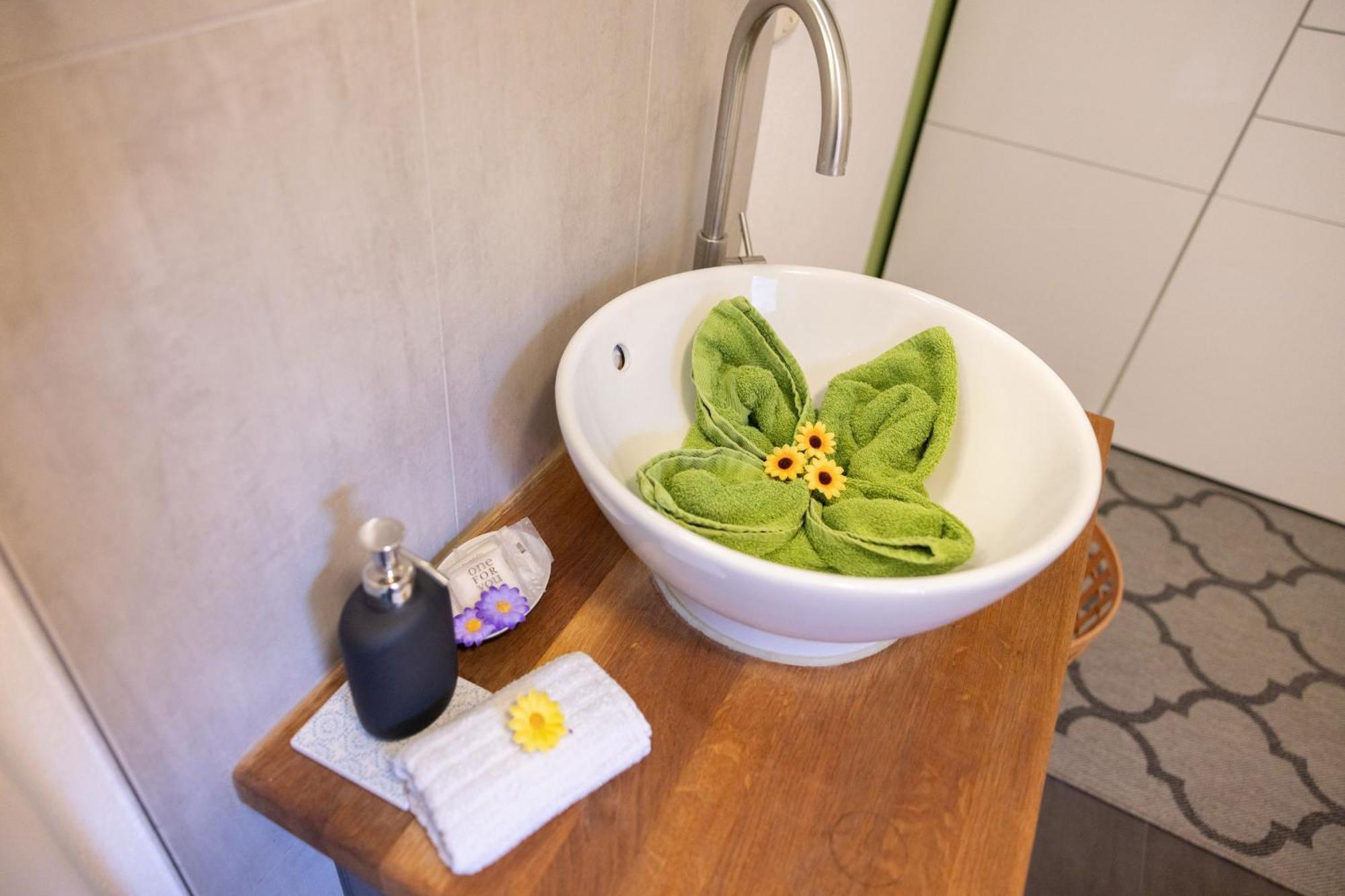 Ideal Fuer Kurze Aufenthalte - Gemuetliches 1-Zimmer-Apartment Adelsdorf Ngoại thất bức ảnh